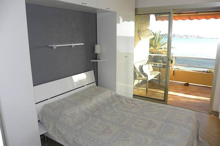 Ganze Wohnung, 2-Zimmer-Apartment, + Terrasse 12 m² - Meerseite, Blick auf den Sandstrand in Bandol, Mittelmeerküste (Frankreich)