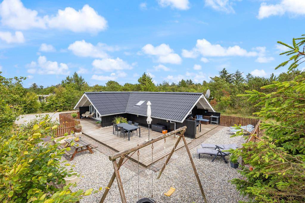 Authentic holiday home with whirlpool, sauna and fireplace in Lodbjerg Hede, Ringkøbing