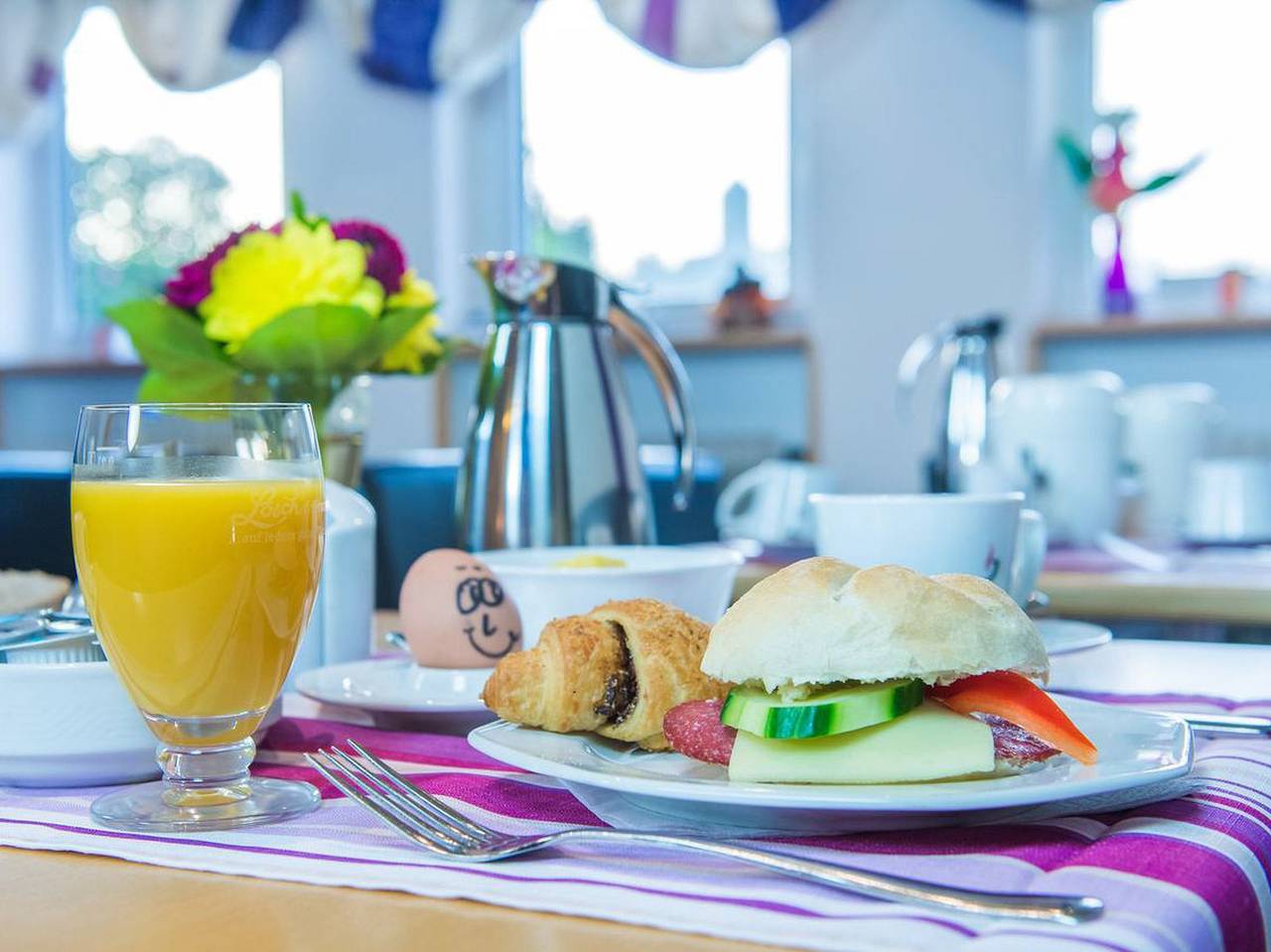 Hotel-Restaurant Burgblick - Dreibettzimmer mit Dusche und Wc in Thallichtenberg, Saar-Nahe-Bergland