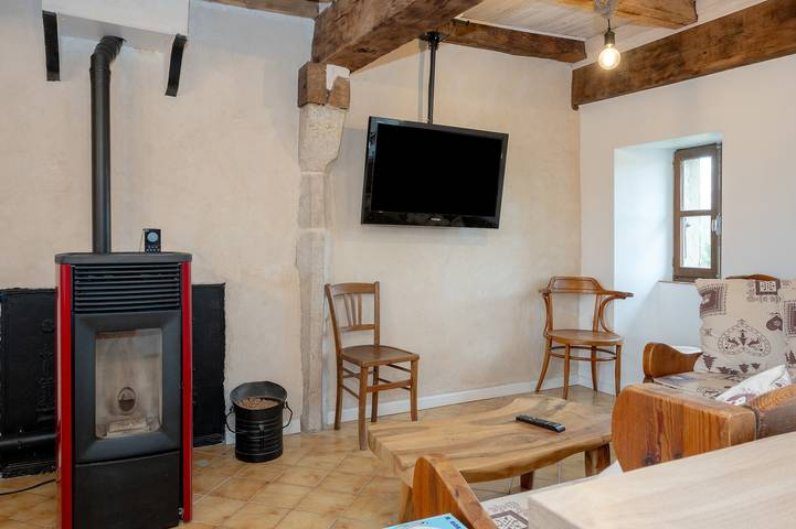 Apartamento entero, Apartamento 'Les Hirondelles' con vistas a la montaña, terraza y jardín privados in Saint-Genix-les-Villages, Chambéry region