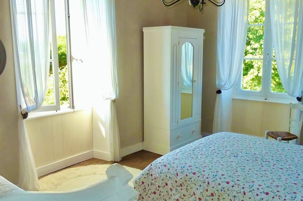 Holiday home in a monumental Charente house. in La Péruse, Charente
