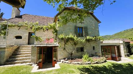 Gîte pour 7 personnes, avec jardin ainsi que terrasse et piscine à Larnagol