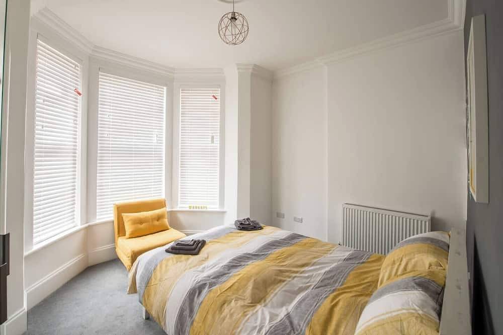 Entire apartment, By The Bay Apartment - Mins to Beaches , Margate Old Town & Private Parking in Botany Bay, Kent