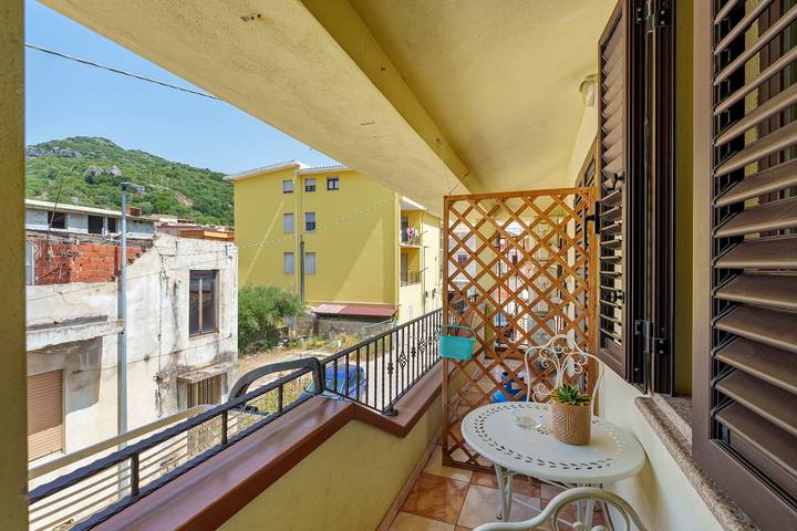 Monolocale intero, Appartamento 'Monolocale Yellow' con balcone, Wi-Fi e aria condizionata in Siniscola, Provincia di Nuoro