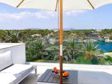 Ferienhaus für 4 Personen, mit Ausblick und Garten sowie Pool in Cala Llombards