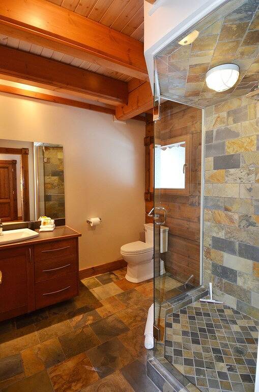 The Minks: 6-bedroom luxury mountain chalet with hot tub & sauna in Kicking Horse