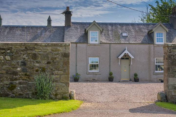 Holiday rental for 6 people, with terrace and garden as well as hot tub in Scotland