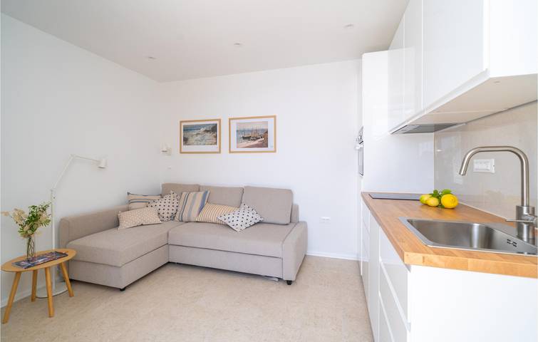 Entire holiday apartment, Cozy 1-Bedroom Apartment with Terrace, 100m to the Beach in Grad Dubrovnik, Dubrovnik-Neretva