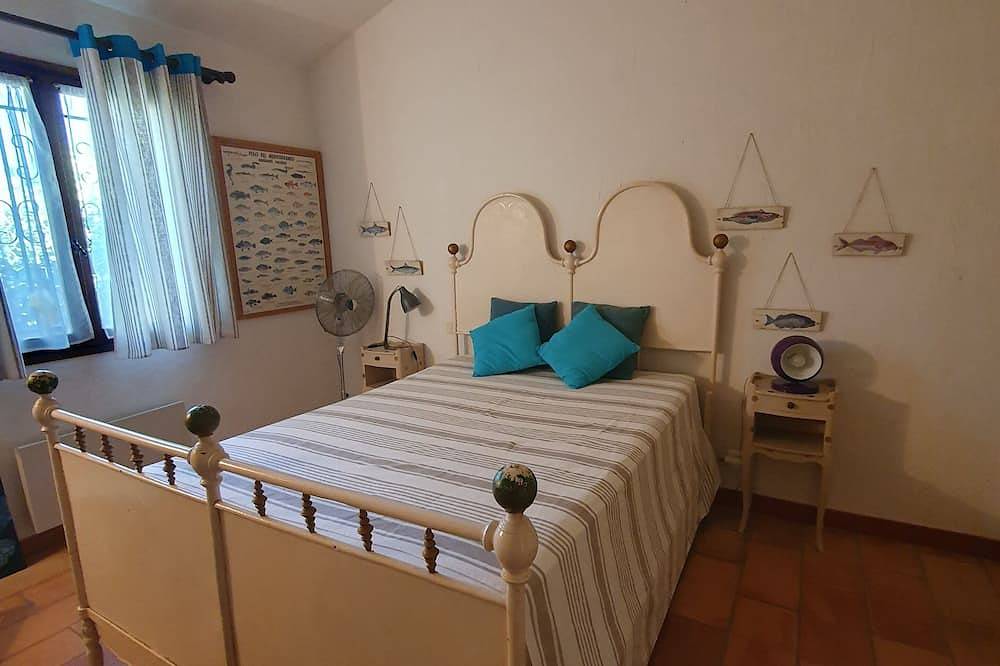 Villa au calme, la plage à pied à 5 minutes ,commerces sous la main. in San Ciprianu, Lecci