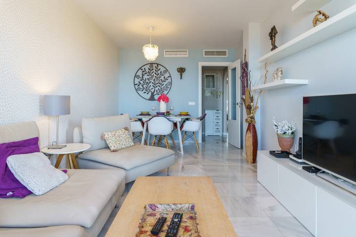 Ganze Wohnung, Wunderschöne, komfortable Ferienwohnung mit Meerblick, großer privater Terrasse und Wifi in Torrequebrada, Benalmádena