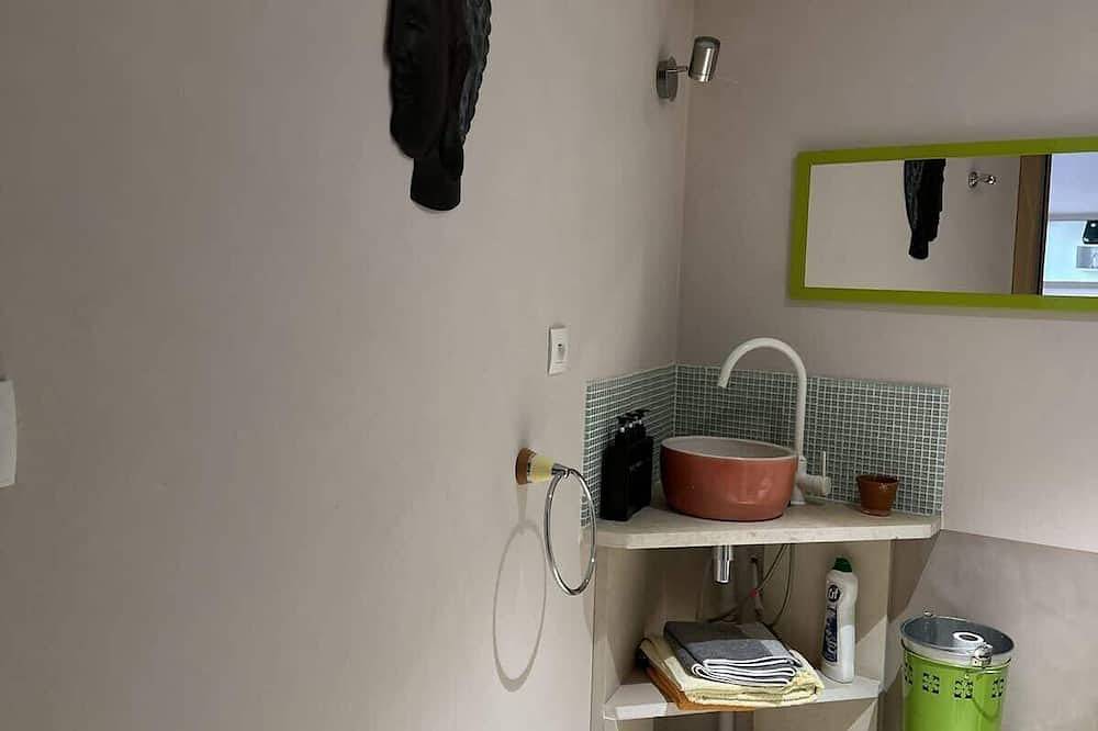 Tiny House Moabi, maisonnette à 5 min de Vallée des peintres in Dun-le-Palestel, Région de Guéret