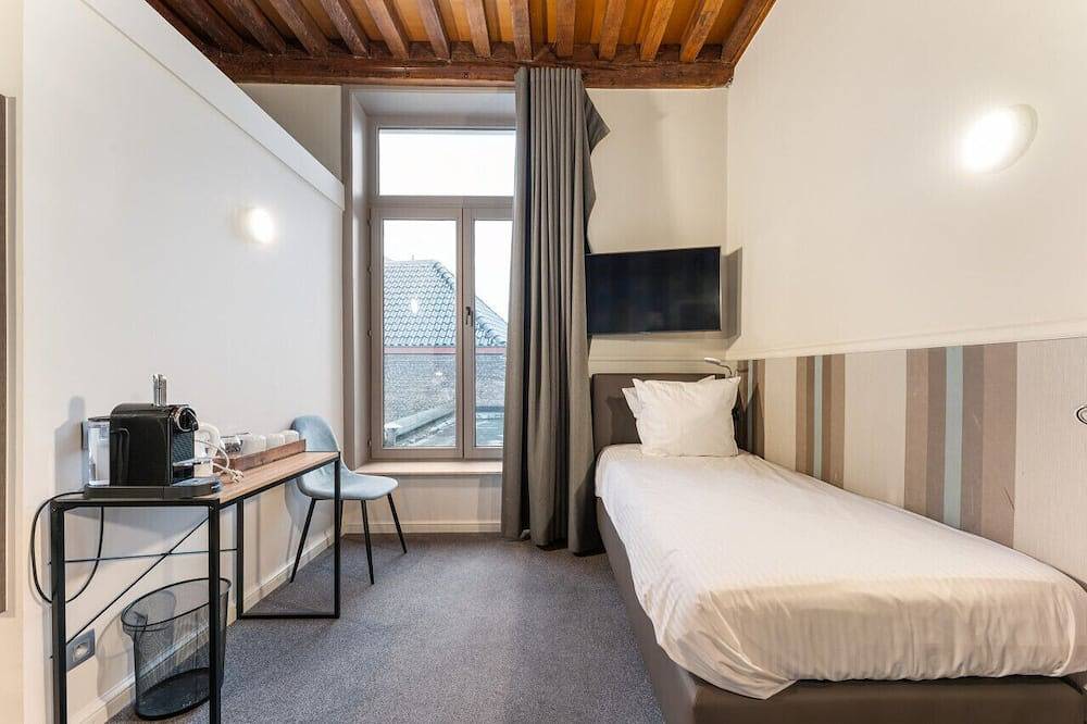 Spacious Triple Room in Historic Bruges. in Brügge, Westflandern