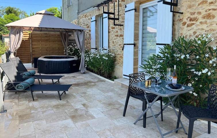 Gîte pour 2 personnes, avec terrasse et jacuzzi dans Gare De Sarlat