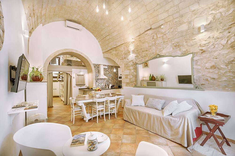 Mario Leggio 83, as at home in Ragusa, Ragusa Province