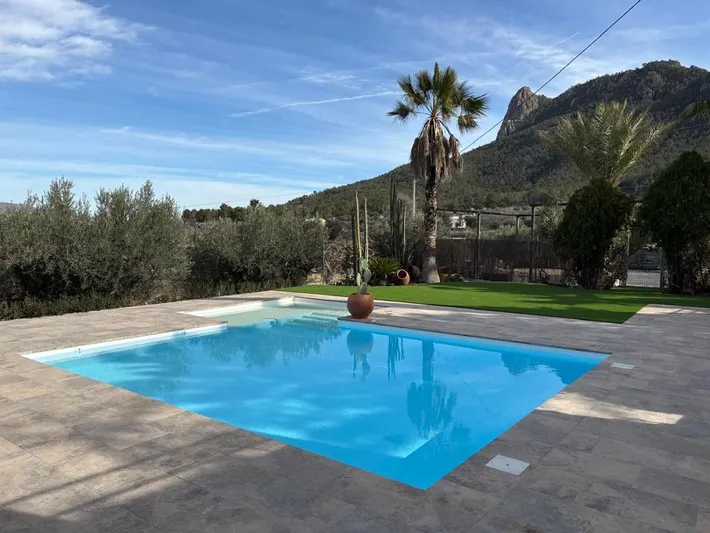 Casa de vacaciones para 4 personas, con vistas además de jardín y piscina - 1