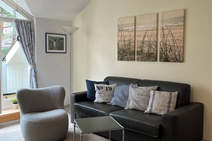 Entire apartment, Modern, quiet apartment close to the beach on the outskirts of Binz with balcony in Ostseebad Binz, Binz