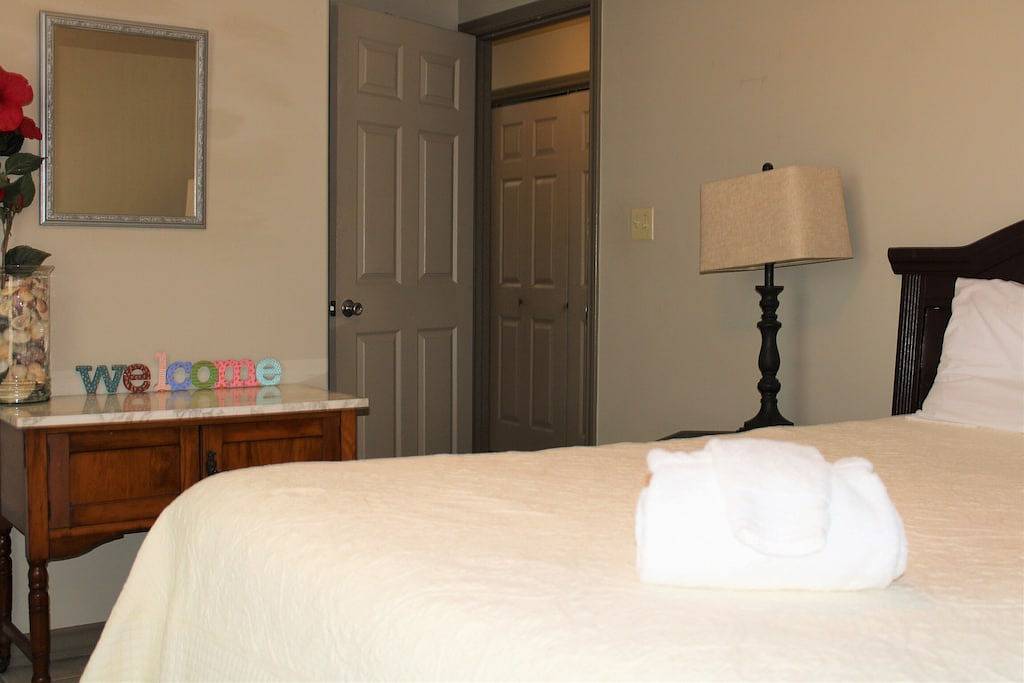 Ganze Wohnung, 3 Br/2 Ba condo, Heart of Town and Near the Beach! Huge Deck and Pet-Friendly! in Port Aransas, Mustang Island