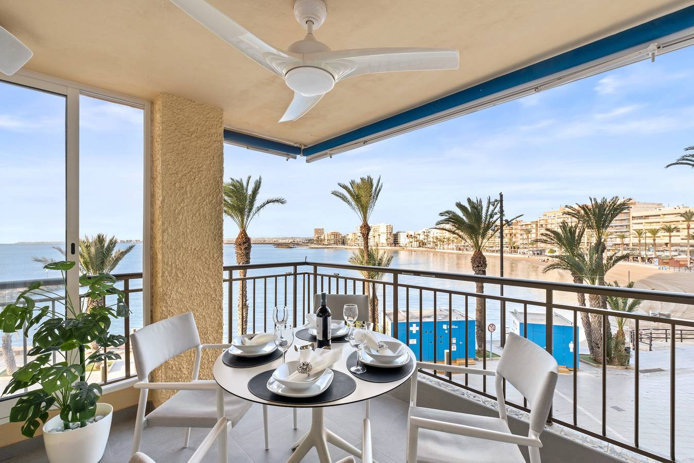 Entire apartment, Sea Views and Luxury on the Beach in Torrevieja Centre, Torrevieja