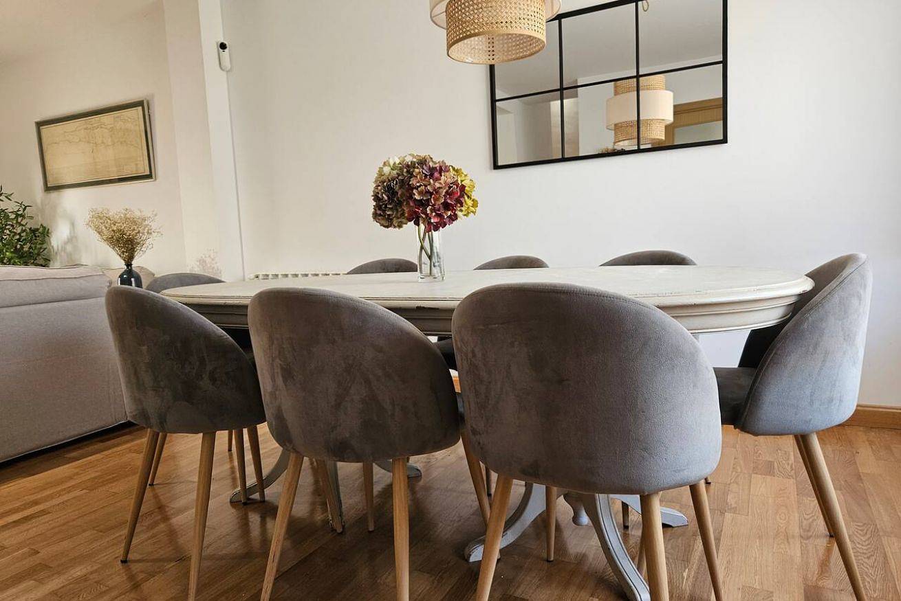 Appartement entier, Chic Appartement avec Piscine et Cuisine Équipée - Près des Attractions in Comillas, Côte Cantabrienne