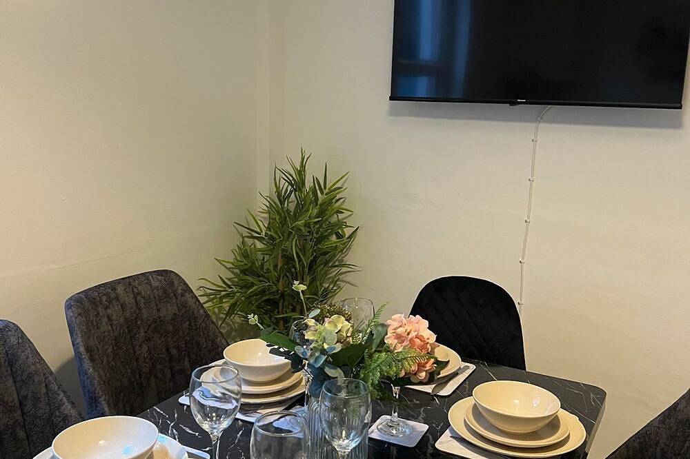 Abington Park 5 Bedrooms with en-suite in Northampton, Northamptonshire