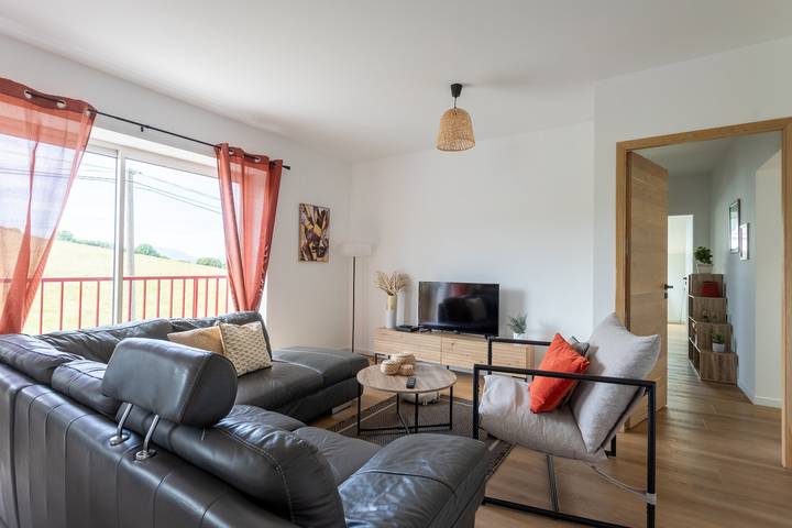 Cottage in the Basque Mountains with View, Wi-Fi and Air Conditioning in Ossès, Bayonne region