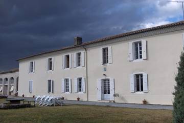 Gîte pour 14 personnes, avec jardin et piscine à Airoux