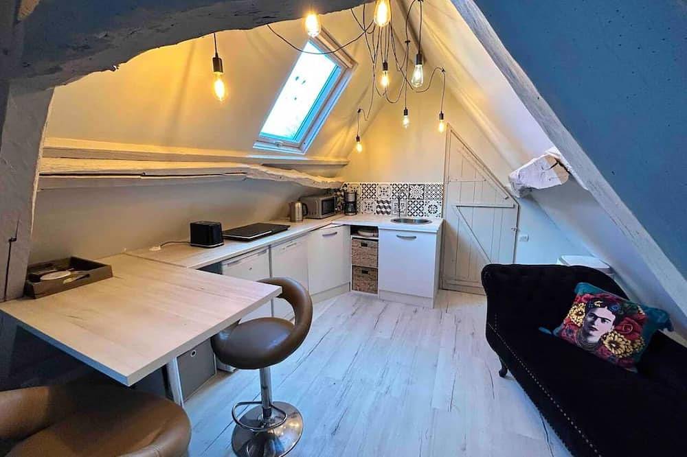 Entire apartment, Le grenier des initiés, in the countryside, 8 km from Honfleur. in Manneville-la-Raoult, Bernay region