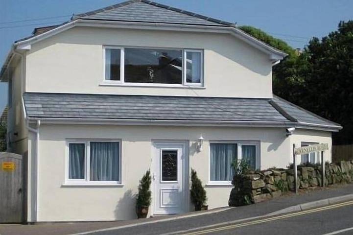 Vacation rental for 8 people, with yard in South West England