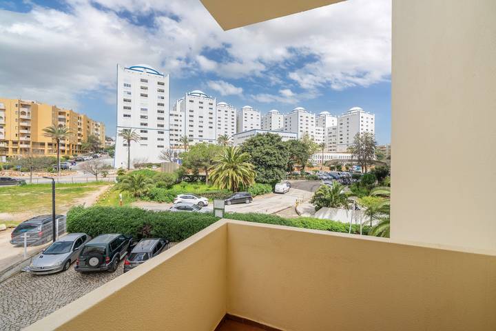 Entire apartment, Apartment 'T2 Standard' with Shared Pool, Wi-Fi and Air Conditioning in Praia da Rocha, Portimão