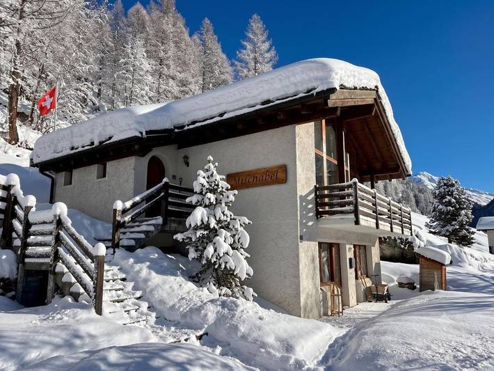 Ferienhaus für 4 Personen, mit Balkon und Terrasse sowie Garten und Ausblick in Saas-Grund