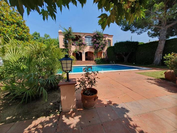 Casa rural para 10 personas, con vistas y piscina además de jardín y balcón en San Miguel de Fluviá