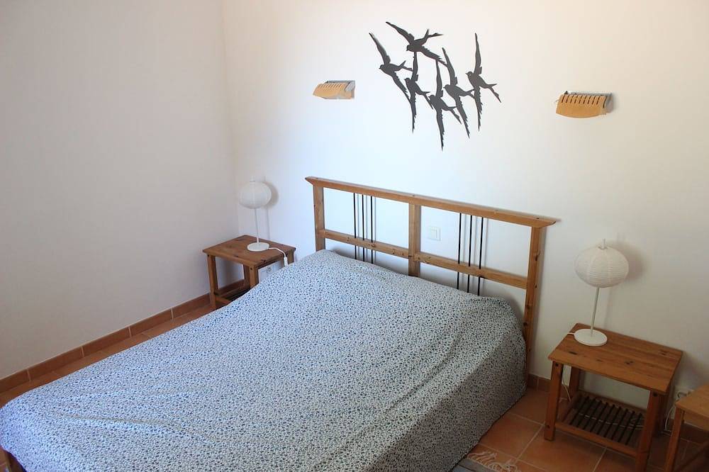 Country gîte at the foot of Mt Ventoux with view of Château du Barroux in Le Barroux, Parque natural regional del Mont Ventoux