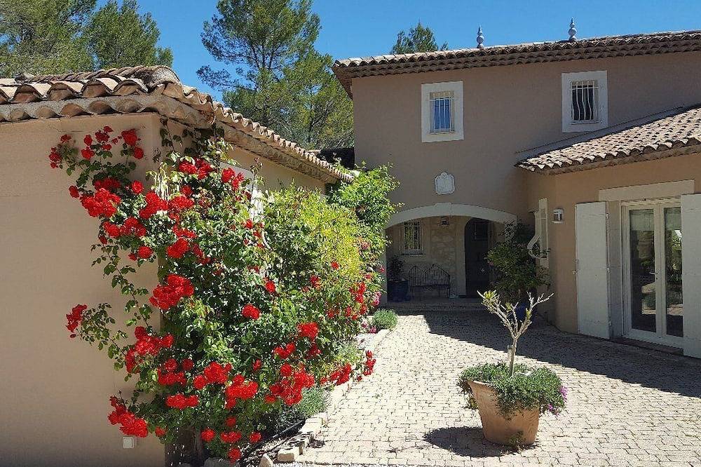 Entire apartment, 2 apartments in a beautiful, quiet property between vineyards and the sea. Large swimming pool in Les Arcs (Var), Draguignan region