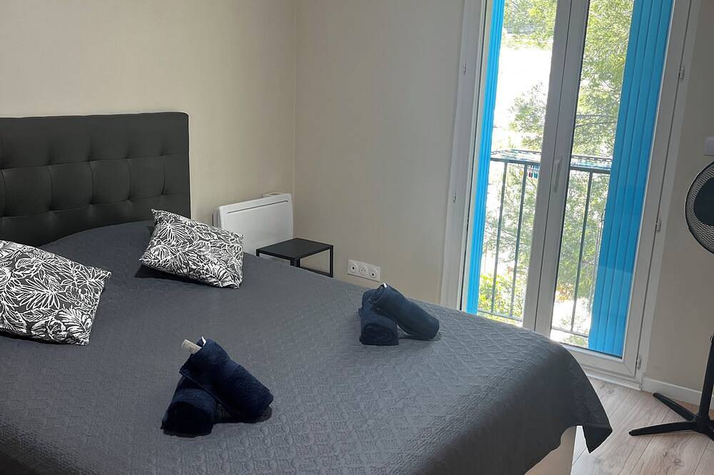 Entire apartment, Luminous apartment with view of the lake - Refurbished, close to the airport (sleeps 6) in Vitrolles, Istres region