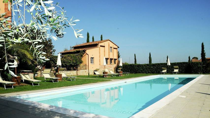 Agriturismo per 6 persone, con piscina e giardino nonché terrazza, con animali domestici in Lago Trasimeno
