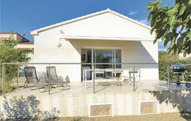 Gîte pour 6 personnes, avec jardin ainsi que piscine et terrasse à Cervione