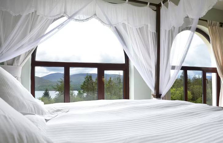 Holiday home for 12 people, with Ocean view and Terrace as well as Garden and Lake view in Ireland