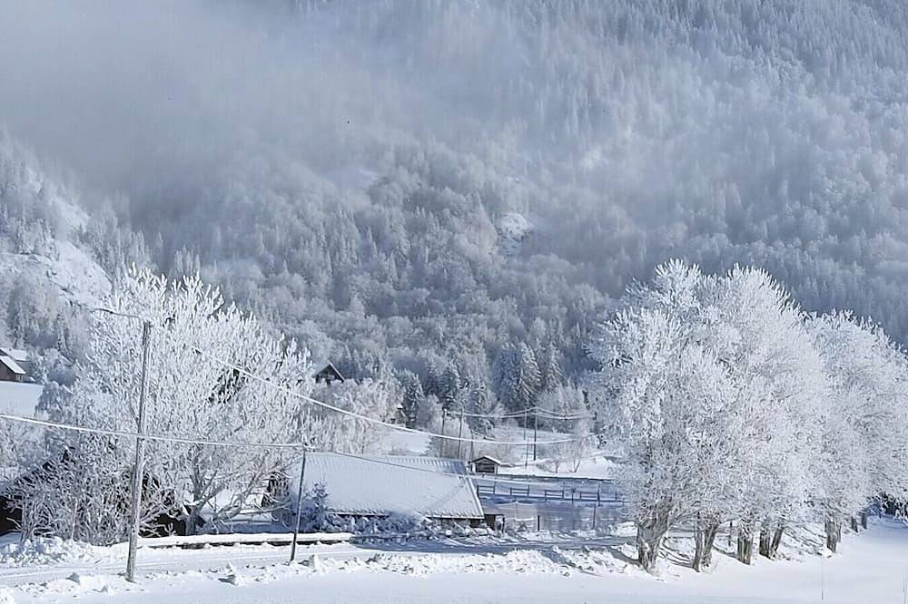Entire apartment, Studio 'Grand Serre' with Lake View and Private Terrace in La Morte, Écrins National Park