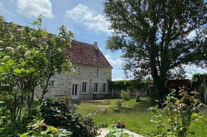 Gîte pour 15 personnes, avec jardin à Verdelot