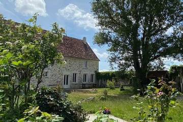 Gîte pour 15 personnes, avec jardin à Verdelot
