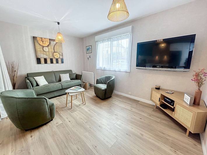 Appartement entier, Bel appartement rénové au cœur de Jullouville, 100m de la plage, 1 chambre, 4 couchages, parking privé in Jullouville, Côte de la Déroute