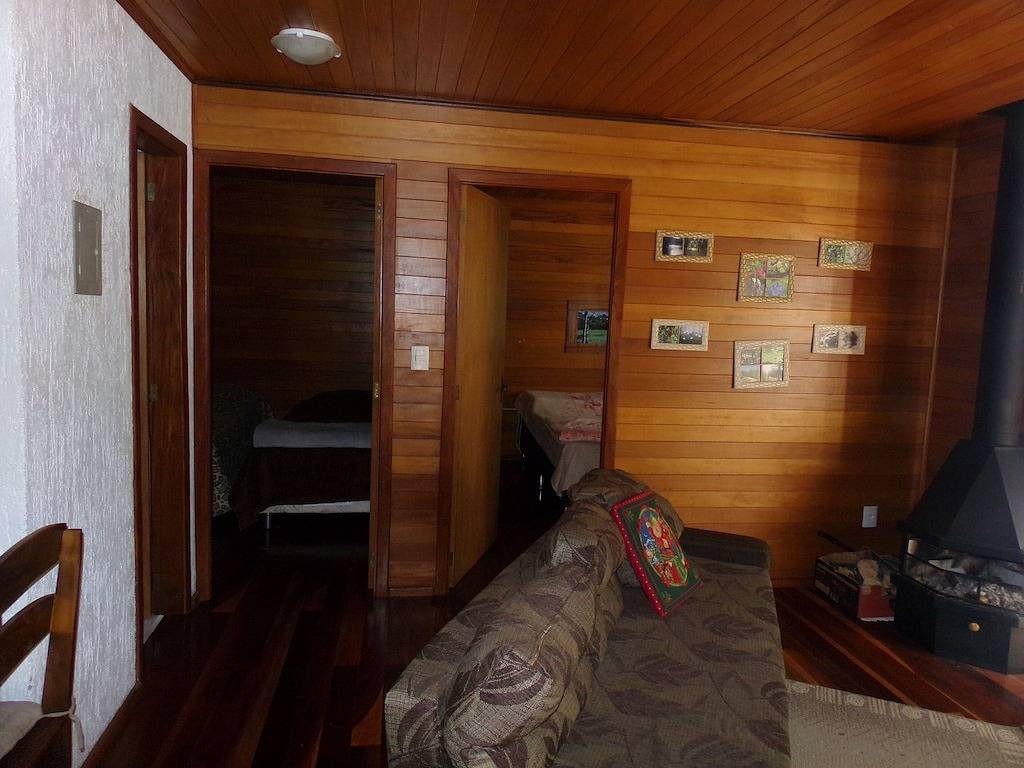 Weißes Schneechalet in der Gebirgsrasenecke in Gramado, Rio Grande do Sul