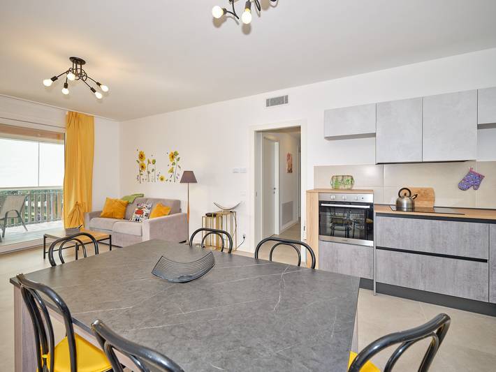 Apartamento entero, Apartamento 'New Casa Tiberio' con piscina compartida, Wi-Fi y aire acondicionado in Lazise, Montañas Garda