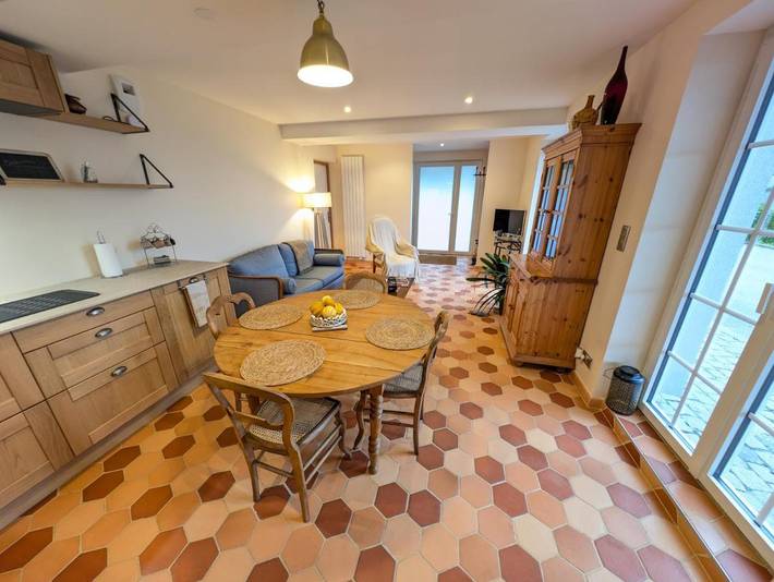 Gîte pour 3 personnes, avec terrasse et vue dans Chalèze