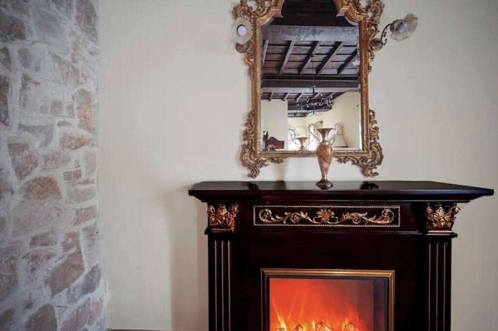 Entire apartment, \"Count Fernando\" Suite in Bracciano, Lake Bracciano