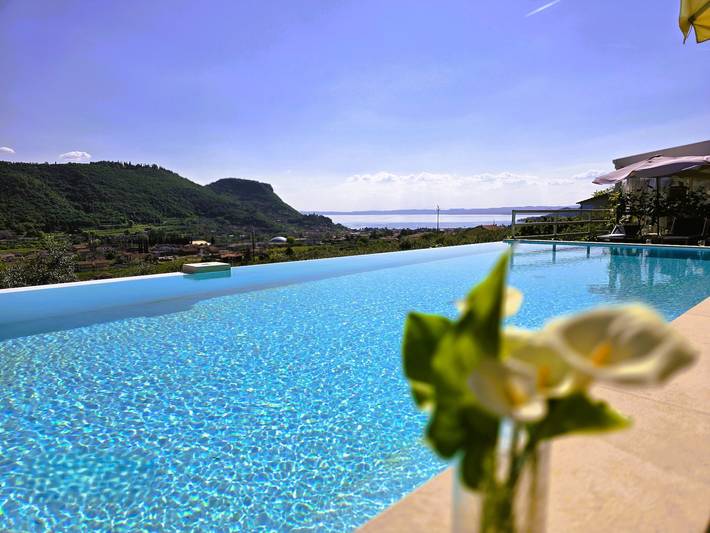 Ferienwohnung für 3 Personen, mit Garten und Seeblick sowie Balkon in Garda
