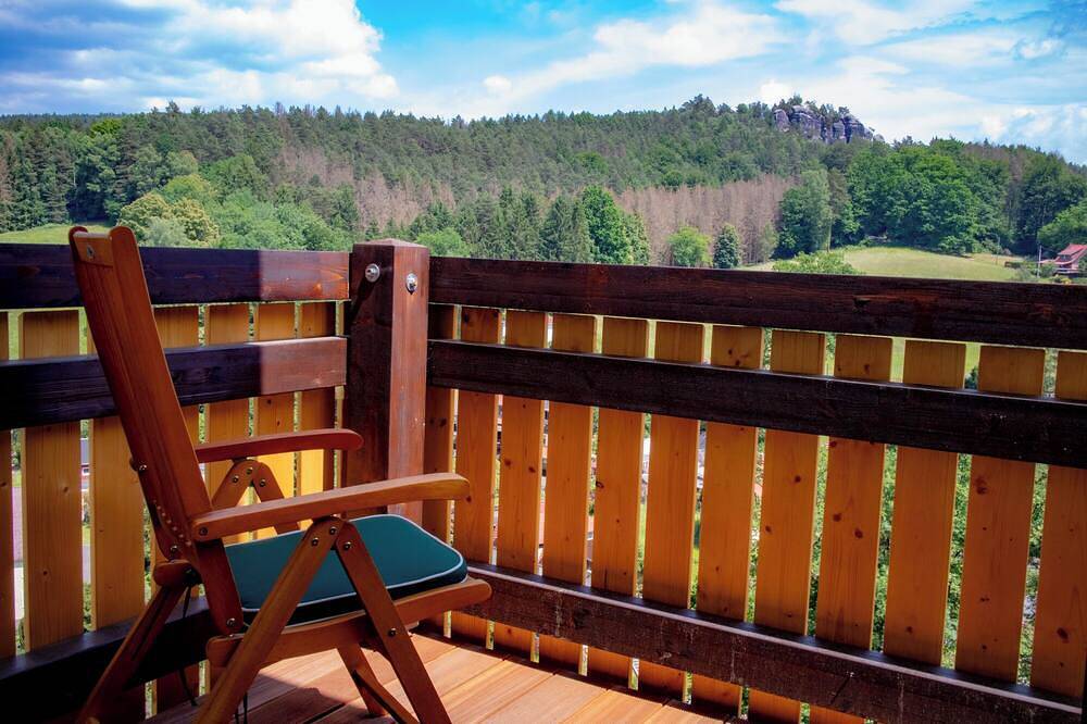 Ganze Wohnung, Ferienwohnung mit Balkon - einzigartiger Ausblick auf die Felsenwelt von Rathen in Rathen, Elbsandsteingebirge