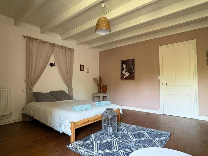 Location de vacances pour 7 personnes, avec Jacuzzi ainsi que Terrasse et Jardin à Exoudun