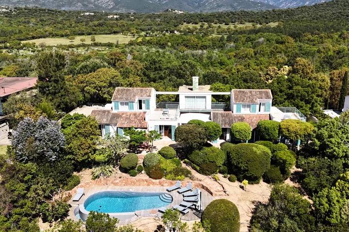 Villa pour 24 personnes, avec vue et piscine ainsi que jardin et balcon à Porto-Vecchio - 2