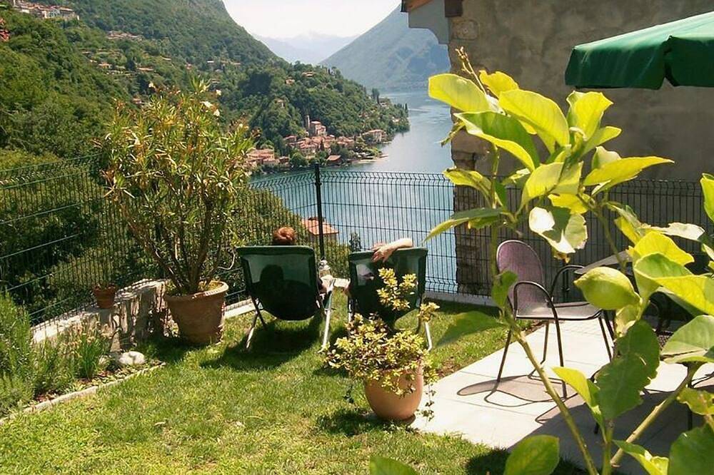 Prachtig uitzicht op het meer en de tuin, dicht bij Zwitserland in Albogasio, Valsolda